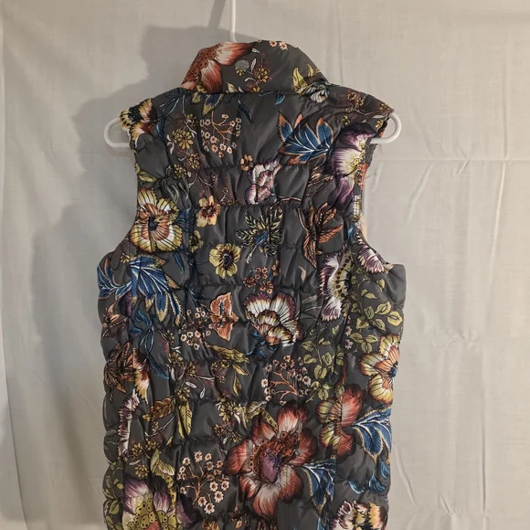 Anthropologie "Pure Good" Gray Quilted Floral Puffer Vest Multicolor Blooms Sz M - Picture 2 of 10